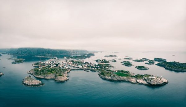 Quels itinéraires de croisière permettent de visiter les îles volcaniques en Indonésie?